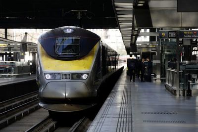 En primer tren París-Londres tras el Brexit, británicos y europeos resignados