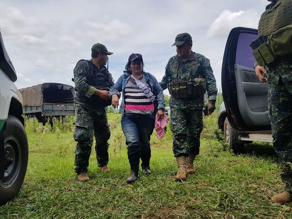 Hallan tambor con ropas cerca de la casa de la madre de Edelio