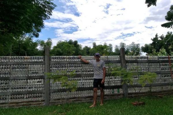 Trabajador transforma un cúmulo de botellas en muralla