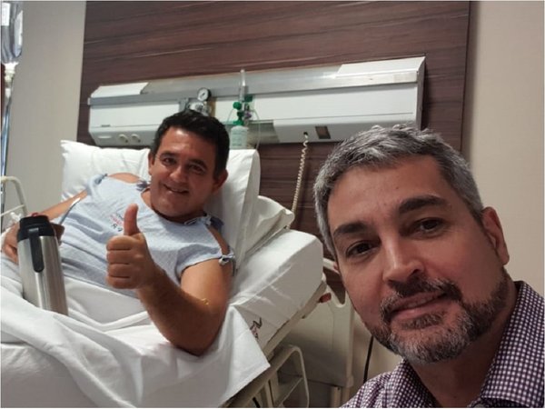 Mario Abdo visita a ministro Petta, tras ser operado de urgencia