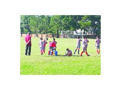 Quieren enseñar fútbol  a los niños de la calle