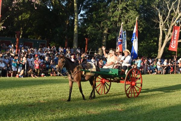 Exitoso desfile de la Tradición Misionera en Santiago - Nacionales - ABC Color