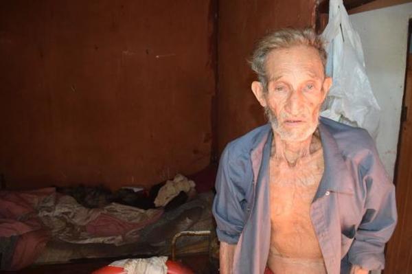 Anciano vive en la miseria y su hijo hasta le robó su pensión