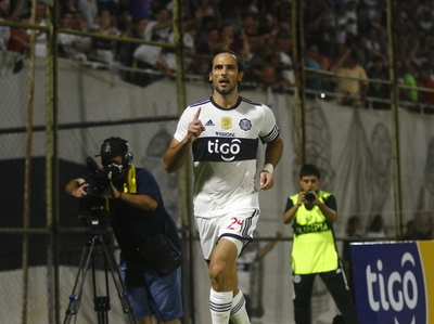 Roque Santa Cruz sobresale en la goleada franjeada