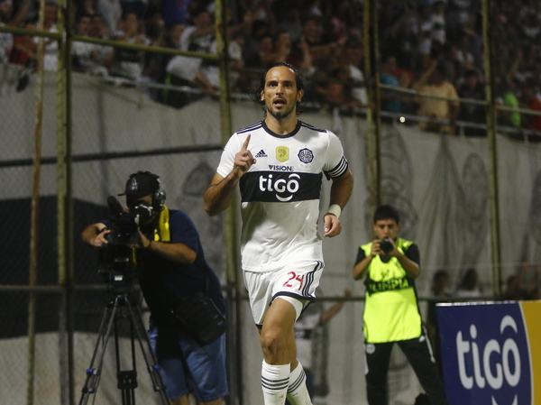 Roque Santa Cruz sobresale en la goleada franjeada