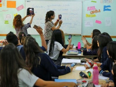 Pese a restricción, profesor alienta a   sus colegas a usar  celulares en aula