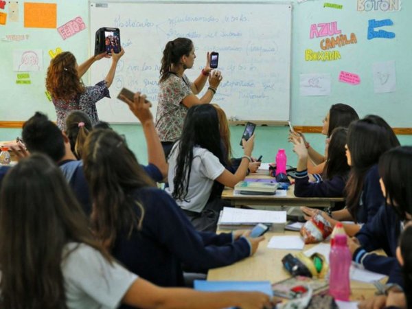 Pese a restricción, profesor alienta a sus colegas a usar celulares en aula