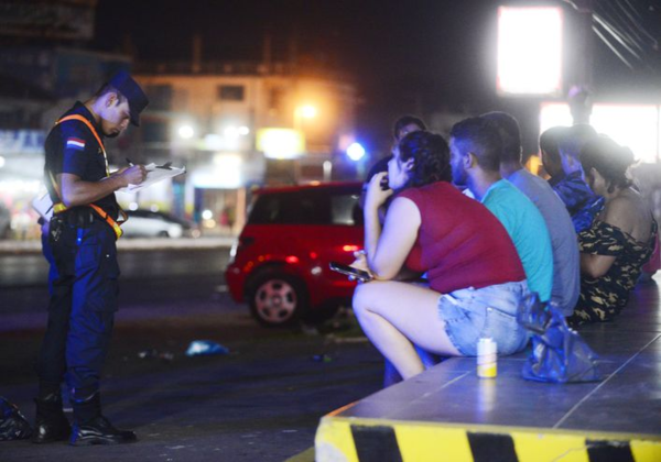 Sancionarán a cinco personas por ingerir alcohol en la calle