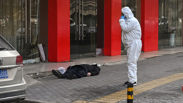 China prohíbe los funerales de los muertos por coronavirus, que ya suman 305 | .::Agencia IP::.
