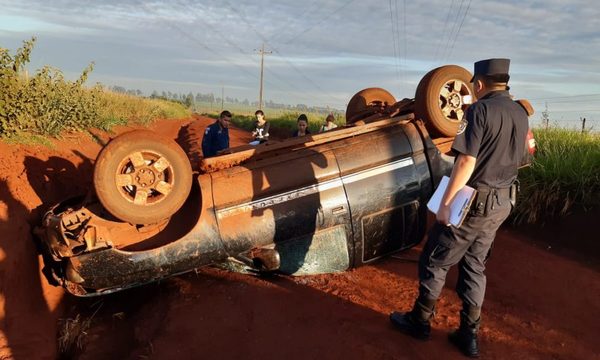 Hombre muere en vuelco de vehículo