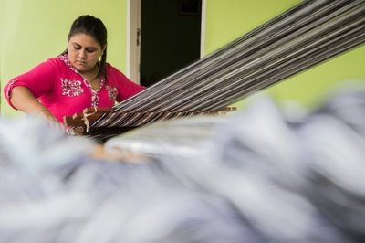 MUJERES PRESERVAN DE LA EXTINCIÓN EL PONCHO DE 60 LISTAS