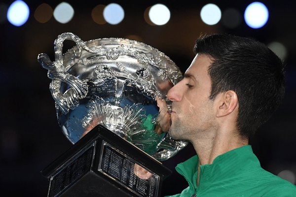 Djokovic reina por octava vez en Australia y recupera el número 1