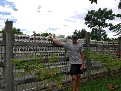 Carmen del Paraná: construyó una muralla con botellas recicladas