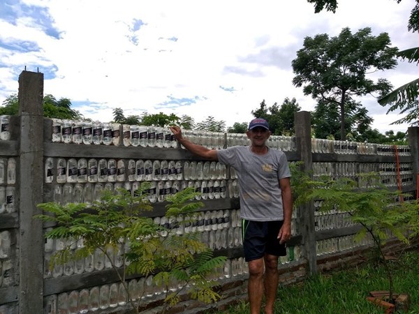 Carmen del Paraná: construyó una muralla con botellas recicladas