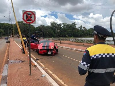 Conductor destroza su lujoso automóvil en un accidente - ABC en el Este - ABC Color