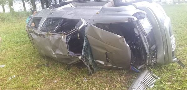 Vuelco de camioneta deja un muerto y varios heridos - ABC en el Este - ABC Color