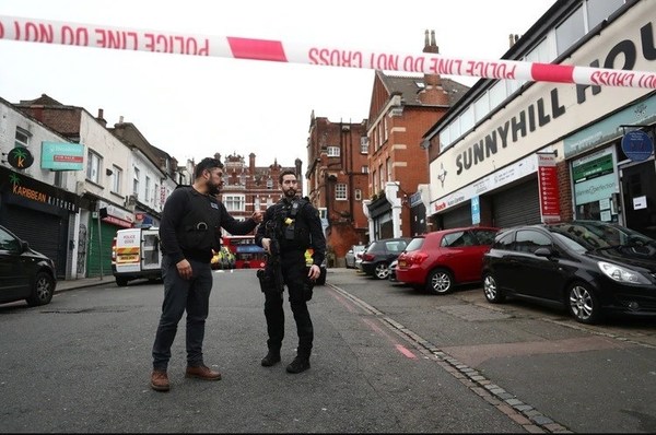 Incidente "terrorista" en Londres: la policía abatió a un hombre que apuñaló a dos personas - ADN Paraguayo