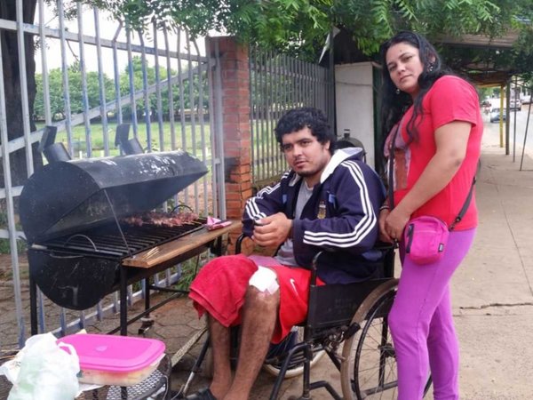 En silla de ruedas vende sus asaditos frente a Clínicas