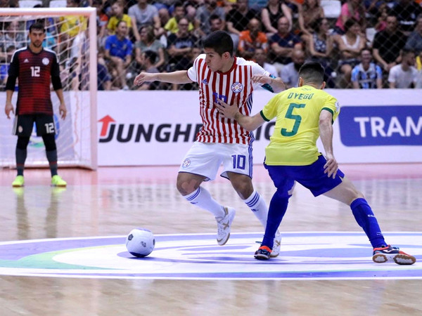 Paraguay cae ante Brasil en su debut