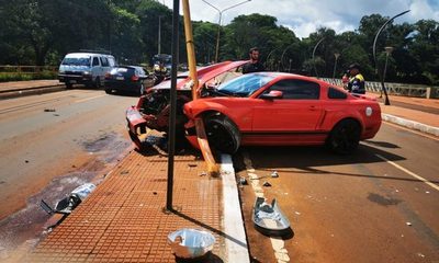 Violento choque contra una columna