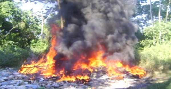 Reclamó quema de basura y casi muere