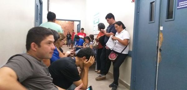 Urgencias de IPS Luque abarrotado de pacientes con cuadros febriles - Nacionales - ABC Color