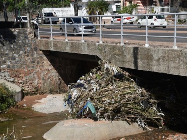 Colmatación del cauce del arroyo Mburicaó amenaza muros  y puente