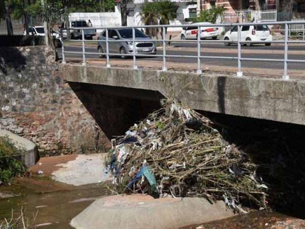 Colmatación del cauce del arroyo Mburicaó amenaza muros y puente