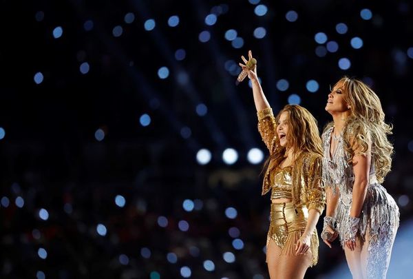Shakira y JLo dan mensaje de orgullo latino y poder femenino en el Super Bowl - Música - ABC Color