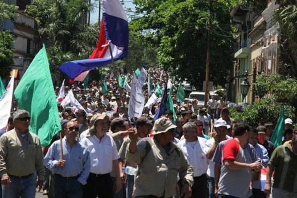 Unos 35 sindicatos del sector público se movilizan esta mañana rechazando recorte de beneficios - ADN Paraguayo