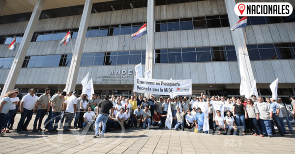 Funcionarios públicos se manifiestan contra recortes de beneficios extras