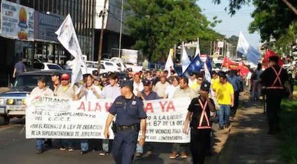 Funcionarios se movilizan contra recortes de beneficios