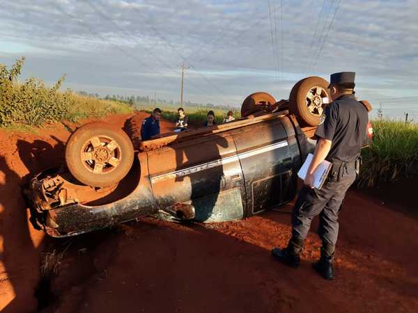 Hombre muere tras vuelco de su camioneta sobre un terraplenado