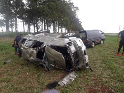 Tres personas mueren y otras dos quedan heridas durante aparatoso vuelco de camioneta
