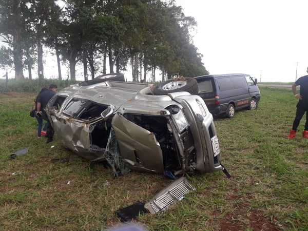 Tres personas mueren y otras dos quedan heridas durante aparatoso vuelco de camioneta