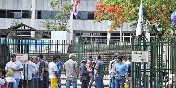 Funcionarios de la ANDE cierran sede central y dejan a la deriva a usuarios - Nacionales - ABC Color