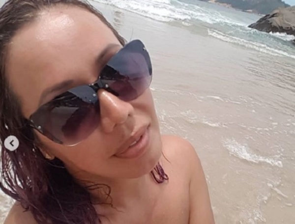 Norath Alfonzo volvió a desnudarse en una playa de Brasil