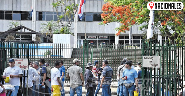 Funcionarios de la ANDE cierran sede central y dejan a la deriva a usuarios