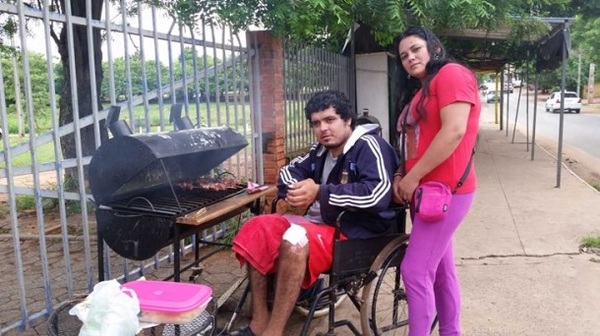 En silla de ruedas vende sus asaditos frente a Clínicas