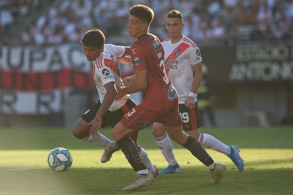 Robert Rojas 'enorme' figura del River Plate puntero de la Superliga
