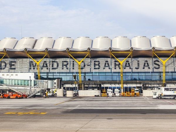 Cierran el aeropuerto de Barajas, en Madrid, por la presencia de drones | .::Agencia IP::.