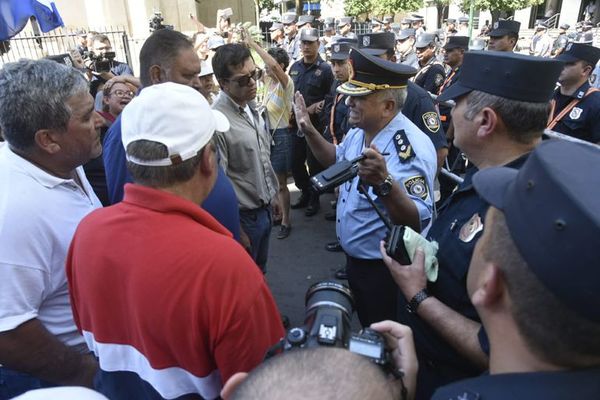 Funcionarios de ANDE se manifiestan y arrojan petardos contra edificio - Nacionales - ABC Color