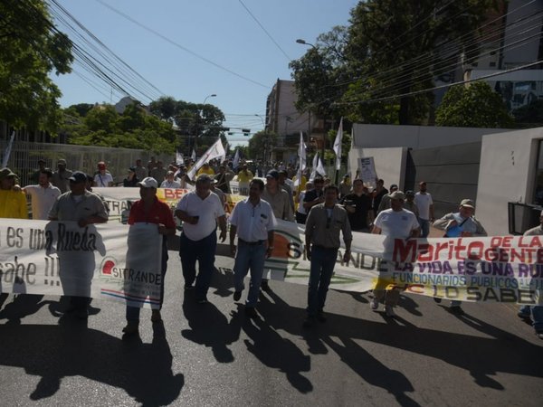 Funcionarios llegan hasta Hacienda para presionar por sobresueldos