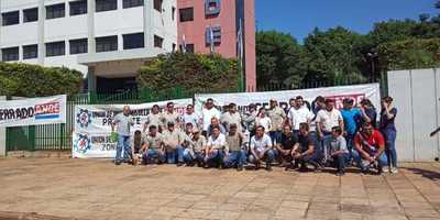 Funcionarios de ANDE en huelga por recorte de millonarios beneficios