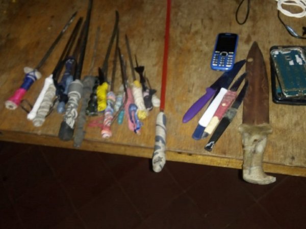 Incautan cuchillos, celulares y palas en penal de Coronel Oviedo