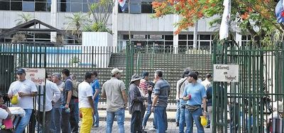 Procuraduría promete investigar “uno por uno” los contratos con beneficios extra - Nacionales - ABC Color