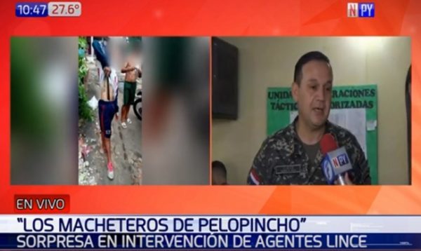 Agentes despojan de machetes a jóvenes en Pelopincho