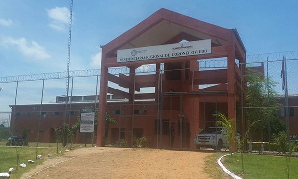 Confiscan palas y armas blancas en penal de Coronel Oviedo | Noticias Paraguay