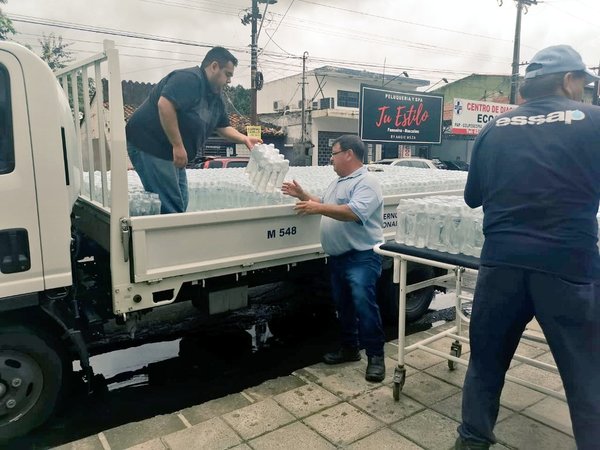 Essap distribuye botellas de agua a pacientes en hospitales de Asunción y Central | .::Agencia IP::.
