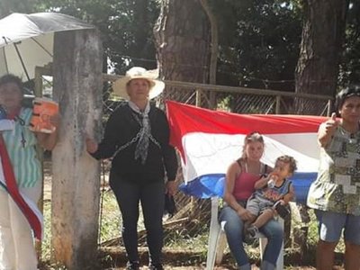 Ciudadanos se encadenan y exigen salida de director de hospital